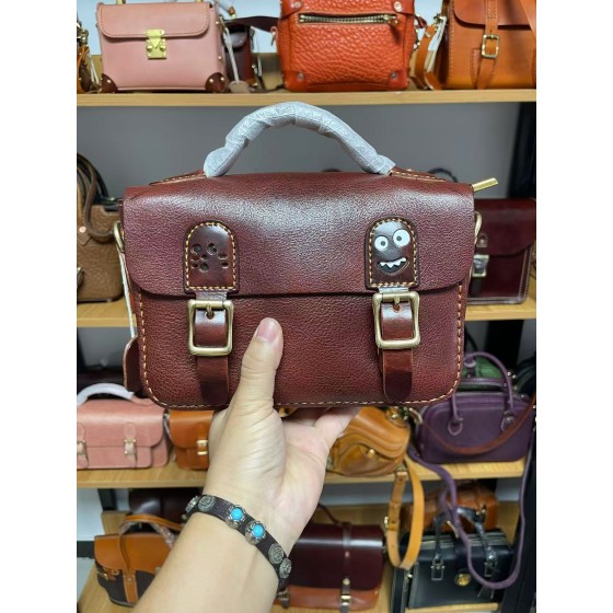 Handmade thickened vegetable-tanned leather messenger bag